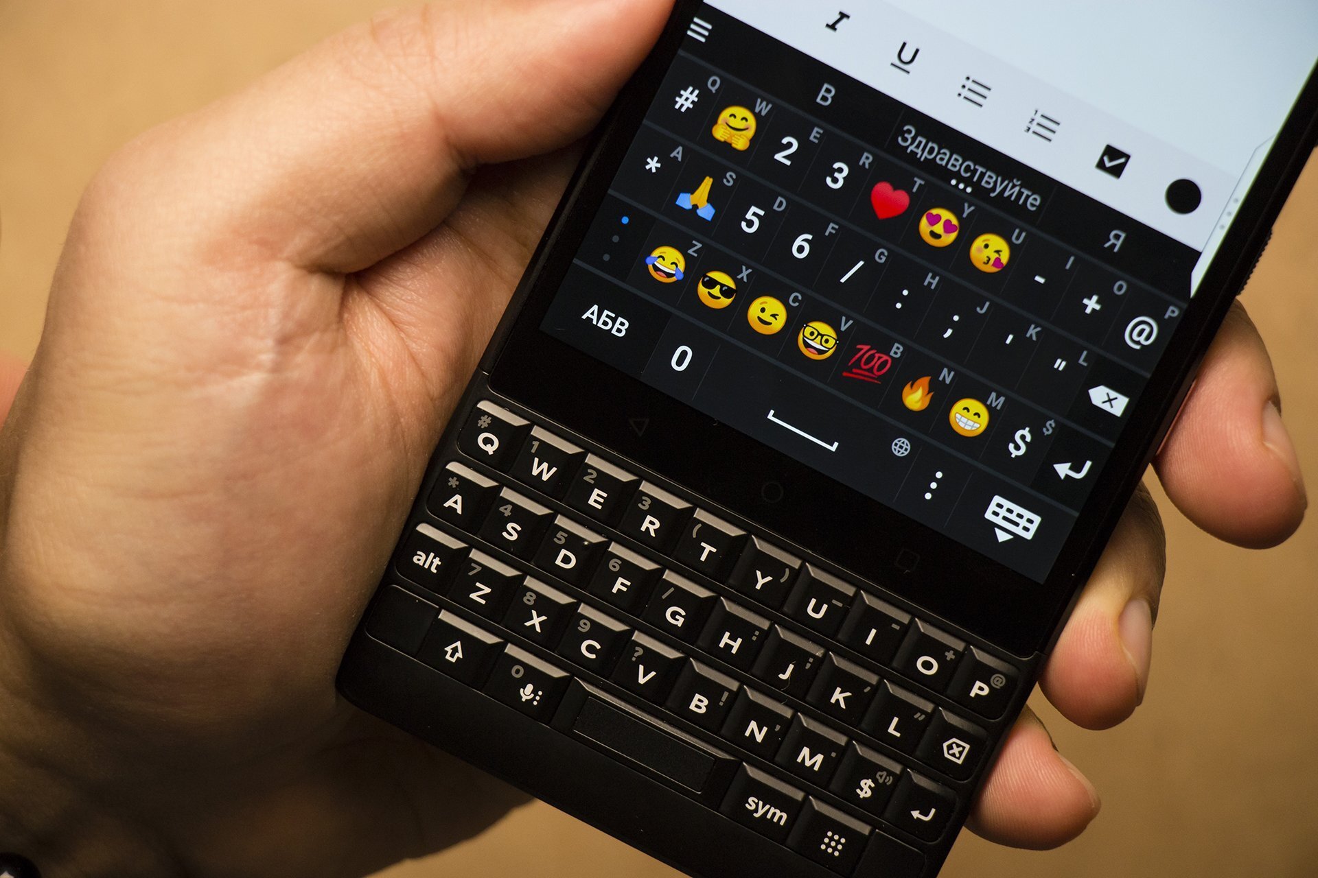 Режим прогнозирования emoji на BlackBerry